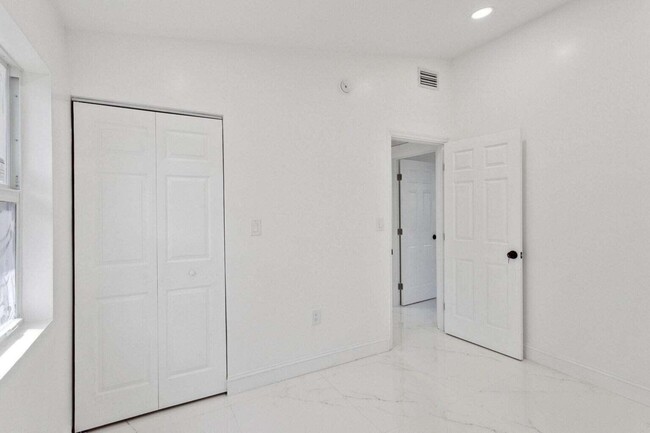 Building Photo - 1530 NW 18th Ct