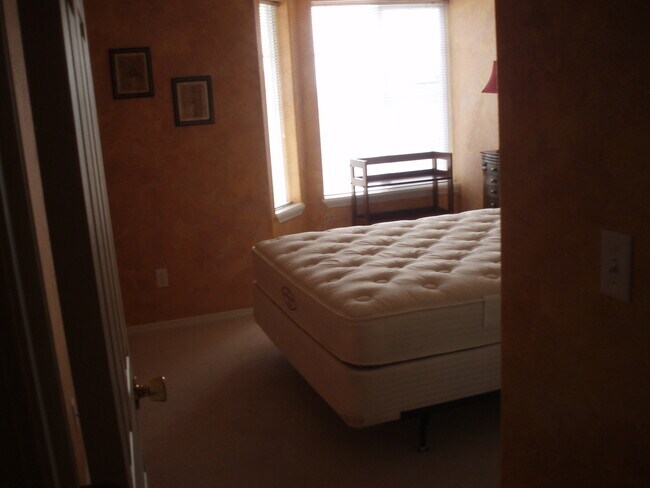 Building Photo - 3 Bedroom, 2 Bath Condo Fully Furnished