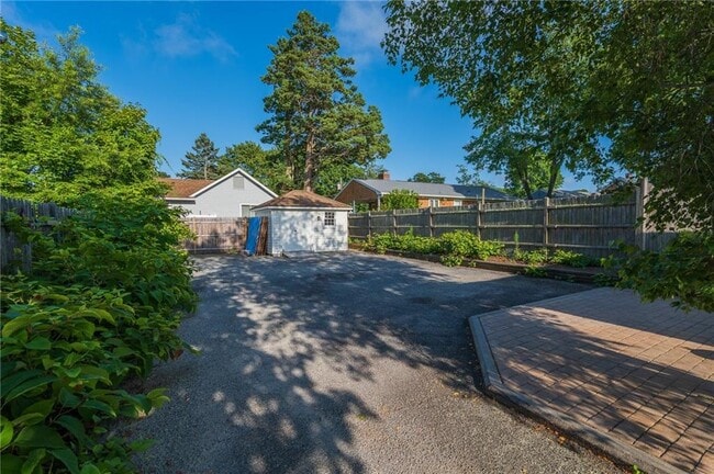 Building Photo - 137 A Kingstown Rd