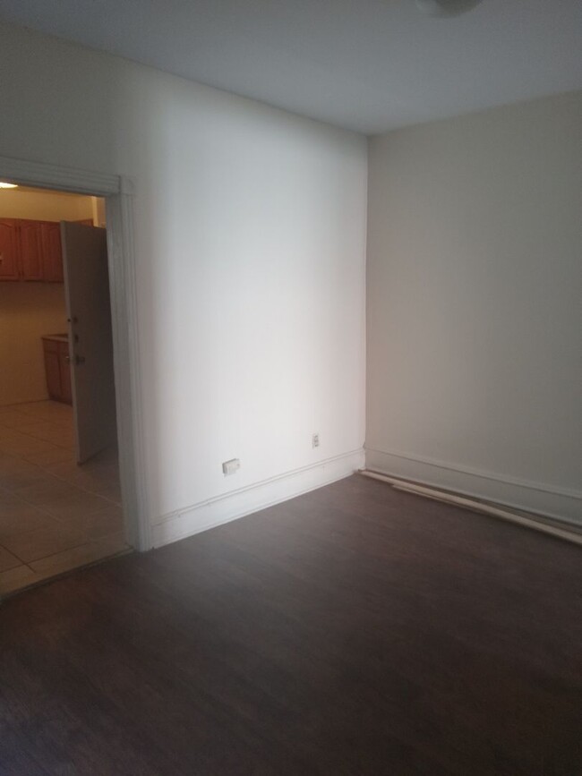 Building Photo - Spacious three Bedroom!!!