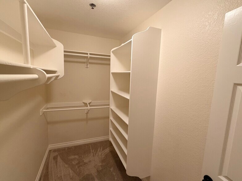 Building Photo - 653 Oak Run Trl