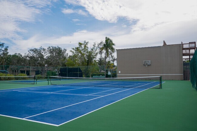 Building Photo - Fully remodeled 2 bed, 2 bath home in high...