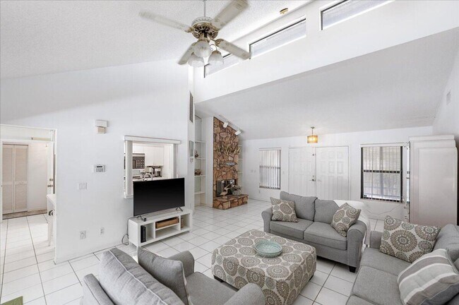 Building Photo - 901 Sandy Oaks Dr