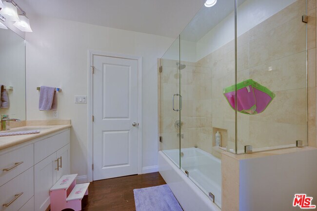 Building Photo - 2241 S Beverly Dr