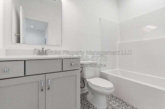 Building Photo - 4016 Dahlia Dr