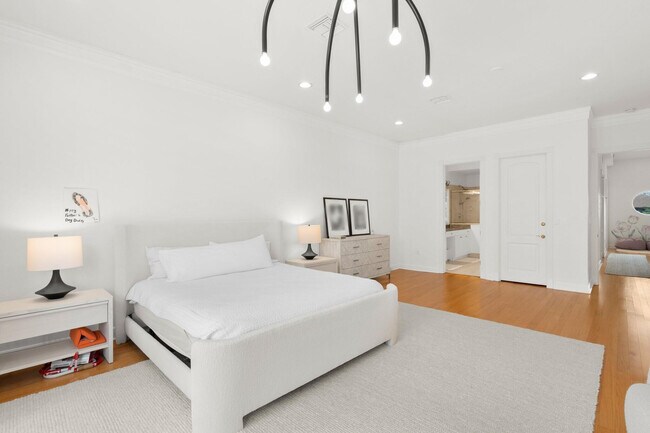 Building Photo - 2739 NE 15th St