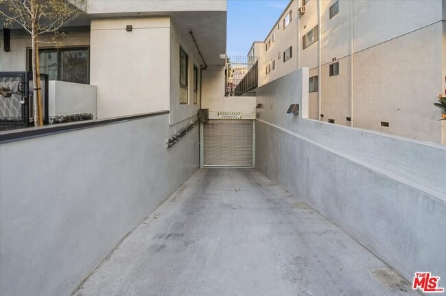 Building Photo - 1820 Prosser Ave