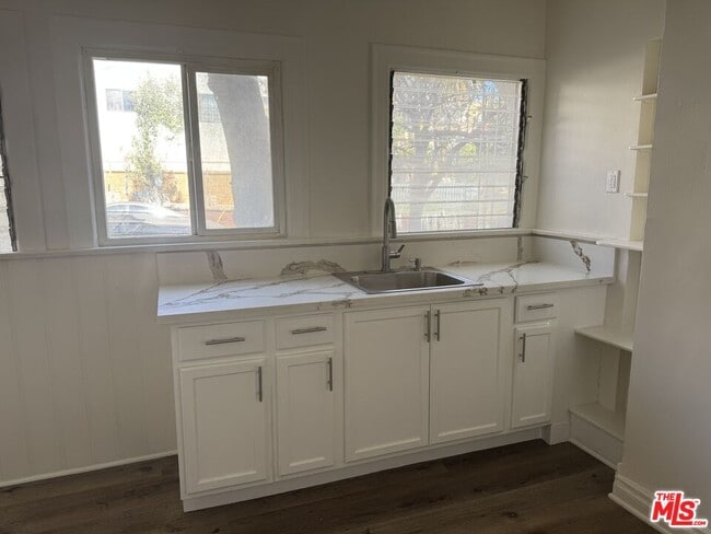 Building Photo - 901 S Berendo St