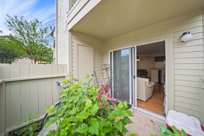 Building Photo - 2120 El Paseo St