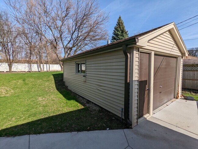 Building Photo - COMING SOON! Stunning 3 Bedroom Single Fam...