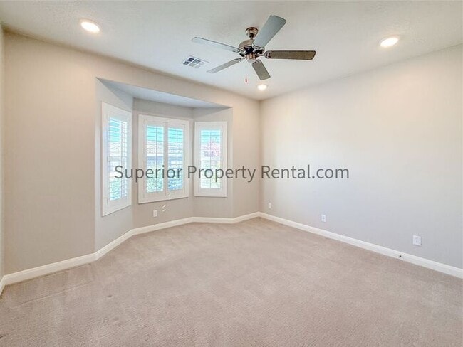 Building Photo - Gorgeous 3 bed, 3.5 bath 3 car garage home with views