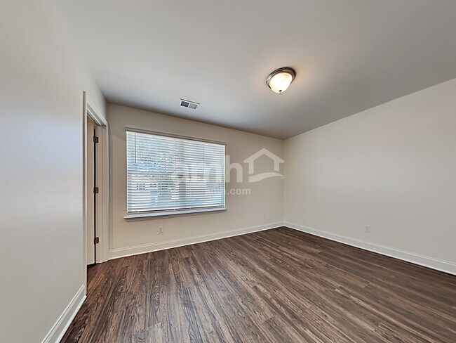 Building Photo - 608 W Lionel Rd