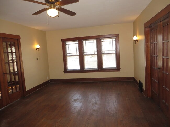 Building Photo - 826 Nuttman Ave