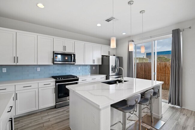 Building Photo - Beautiful Home by Lakeside