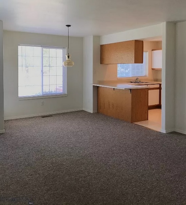 Building Photo - 3 Bedroom Apartment in Bozeman!