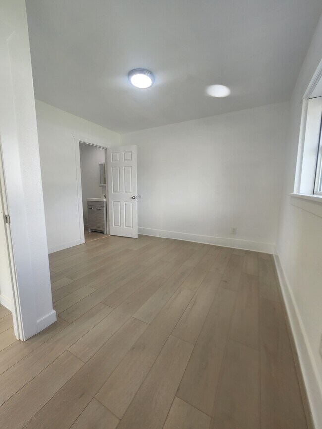 Building Photo - Rupert Fourplex