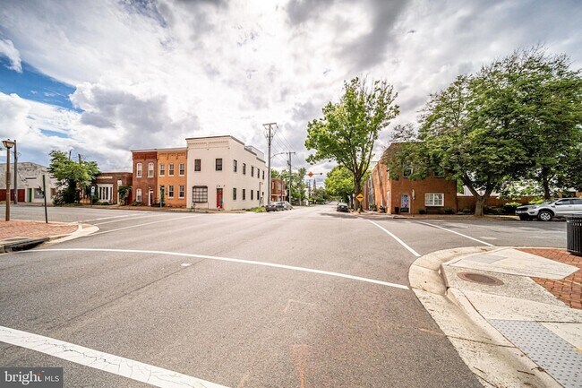 Building Photo - 1115 Cameron St