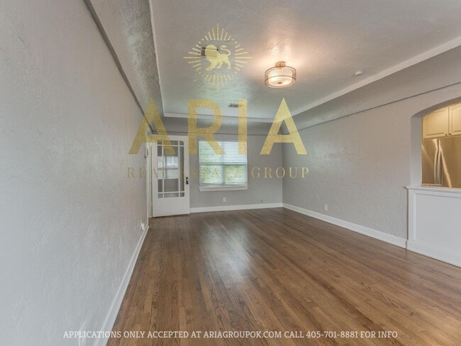 Building Photo - Updated & Adorable 2 Bed/1 Bath Space in t...