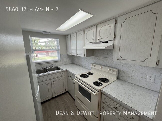 Building Photo - Second floor 1 BR in West St Pete w/In Uni...