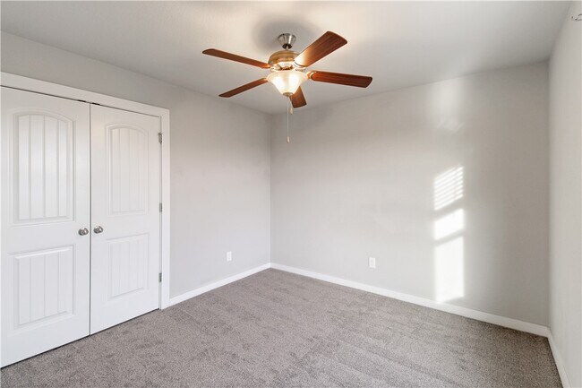 Building Photo - 402 Barbet Dr