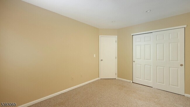 Building Photo - 19 Quail Brook Ct