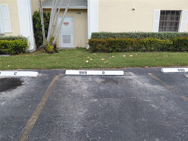 Building Photo - 999 Hamilton Dr