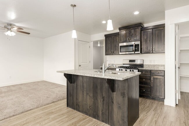 Building Photo - 4 bed | 2 1/2 bath | 2 car garage in Deser...