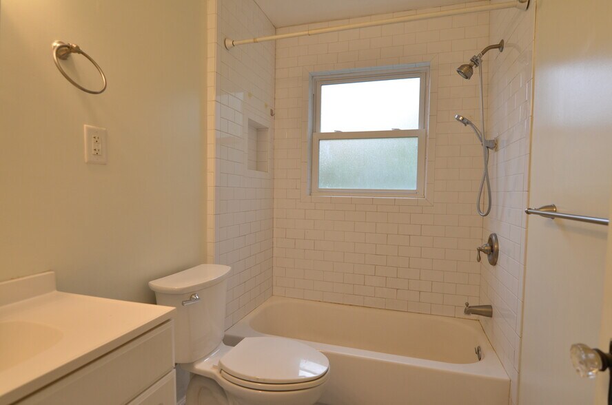 Building Photo - 6320 Kennedy Ave