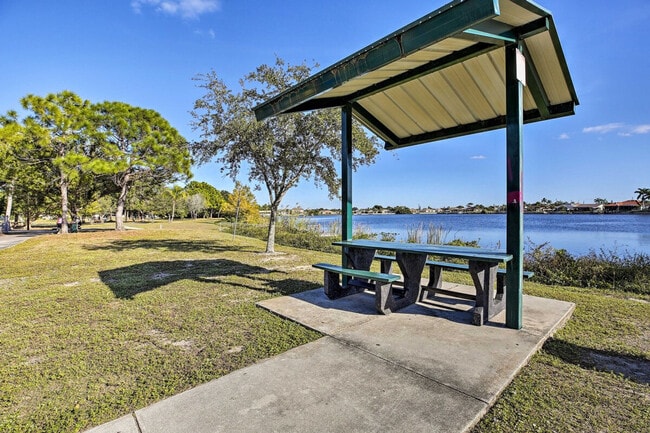 Building Photo - 421 SE 4th Pl