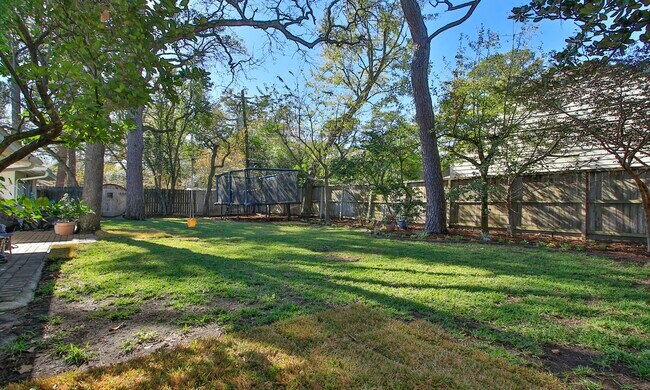 Building Photo - 827 St George Ln