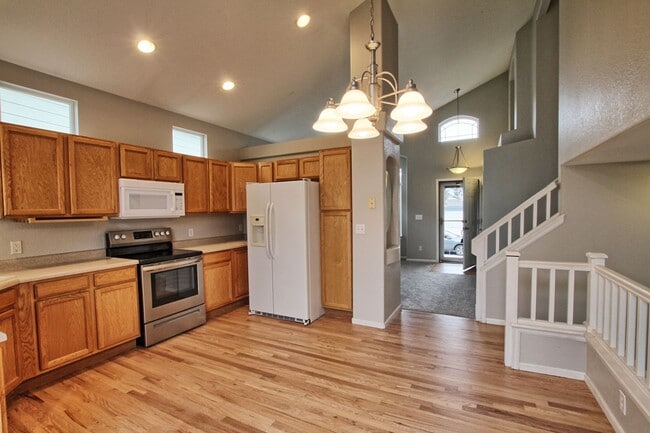 Building Photo - 4 bed 3.5 bath open & bright Bradbury Ranc...