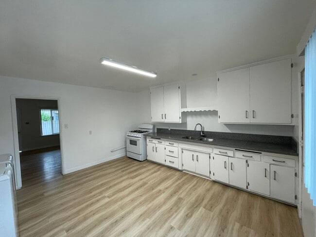 Building Photo - 15550 Vanowen St