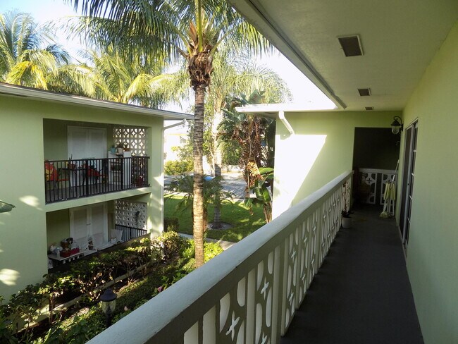 Building Photo - 102 N Lakeside Dr