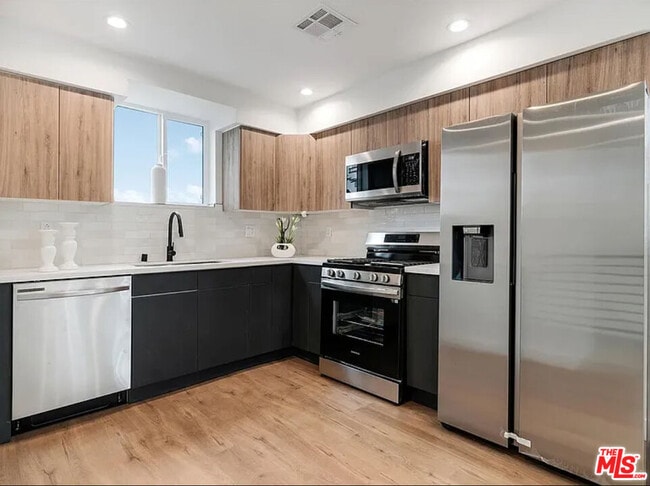 Building Photo - 334 Alexandria Ave