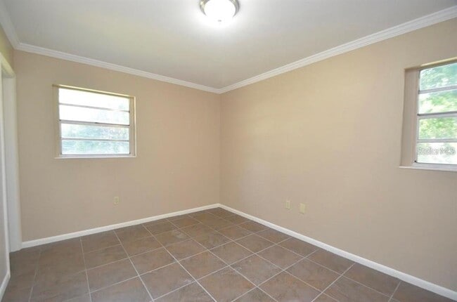 Building Photo - 615 Sarita St