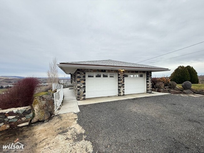 Building Photo - Beautiful 3-Bedroom Stunning Stone Home with Breathtaking Valley Views!