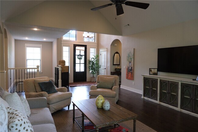 Building Photo - 2200 NW Small Oaks St