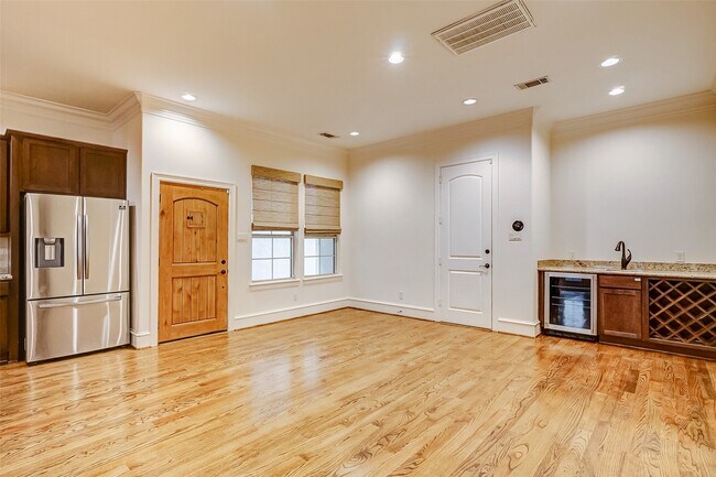 Building Photo - 5710 Darling St