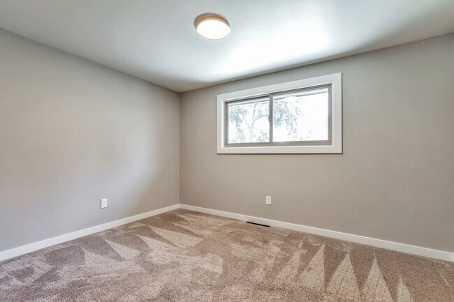 Main level bed #3 - 10 S Busch Ln