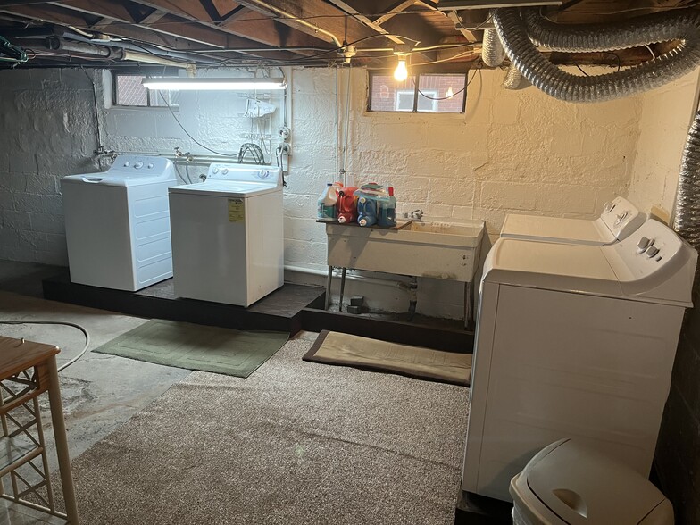 Building Photo - 242 Forest Hill Dr