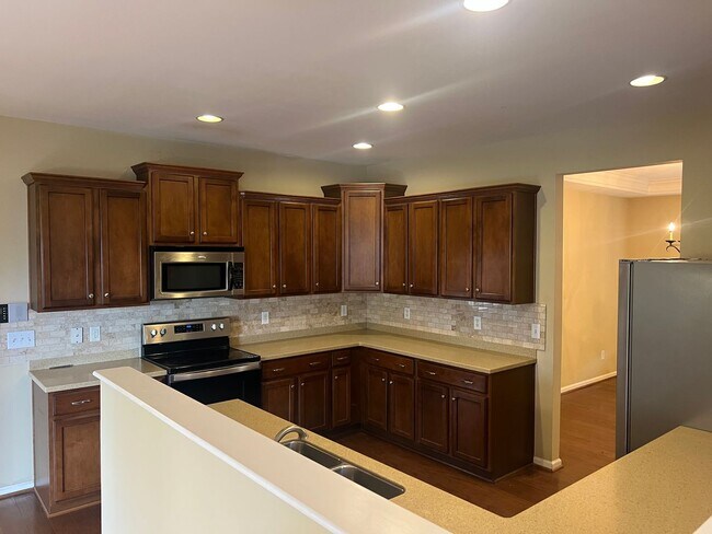 Building Photo - Home for Rent in the Desired Brookview For...