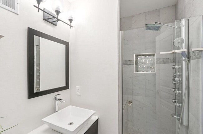 Building Photo - Large Sunny Eckington Three Bed/Three Bath Interior Rowhouse Condo Home