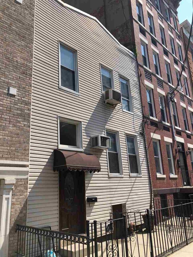 Building Photo - 617 Monroe St