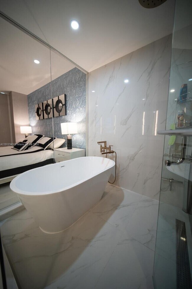 Building Photo - 700 NE 24th St