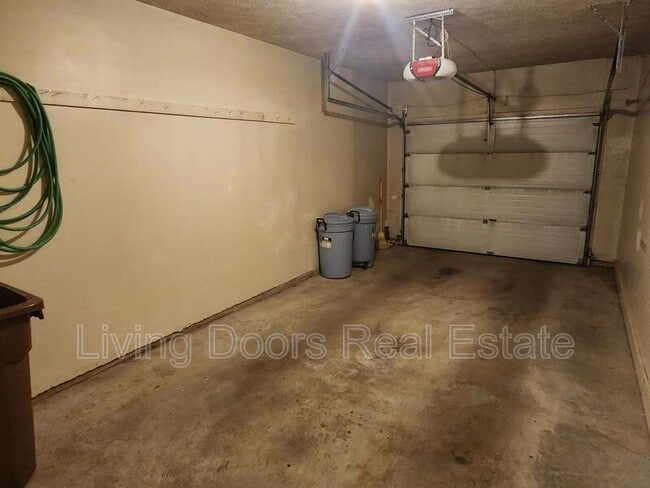 Building Photo - 1710 Eastridge Ave