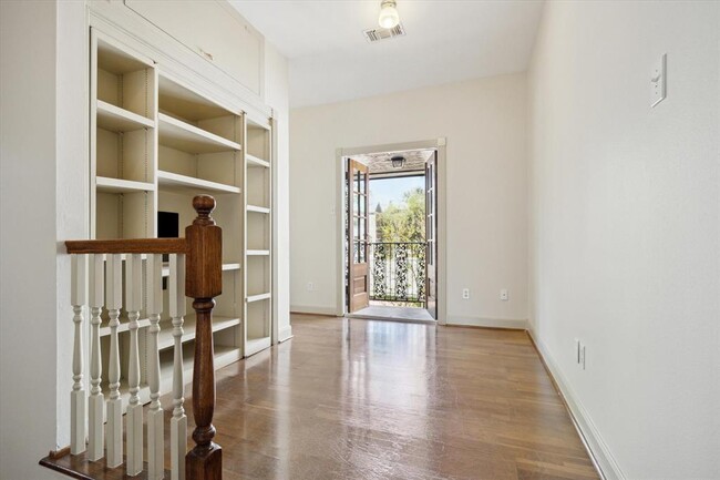 Building Photo - 2025 Elmen St