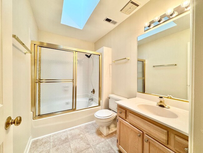 Building Photo - 3 BR Townhouse w/ Garage in Adams Farm