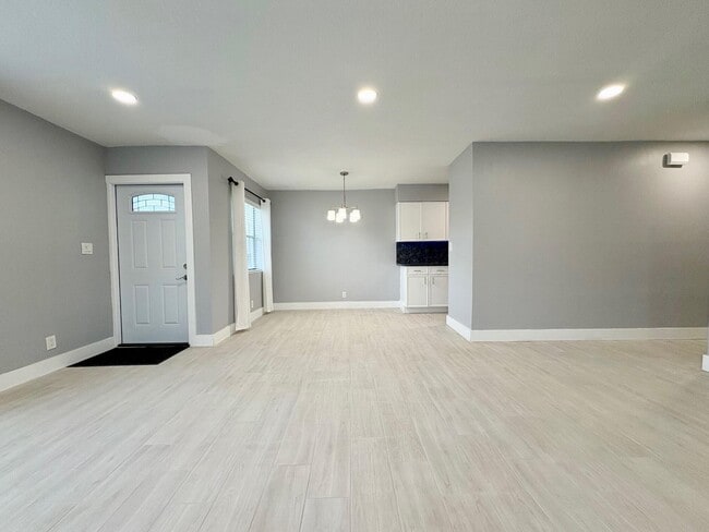 Building Photo - 831 SW 13th St