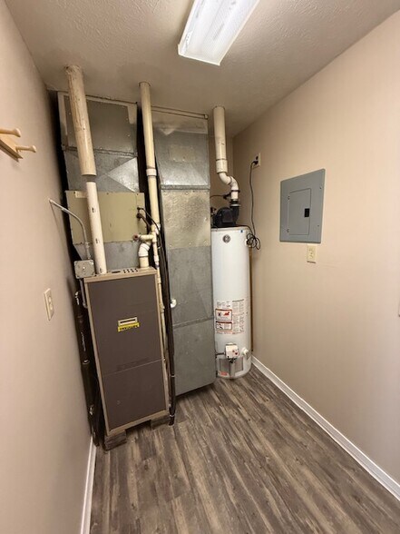 Building Photo - 5267 Center Rd