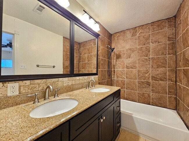 Building Photo - AVAILABLE NOW!